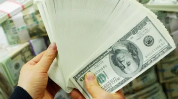 زيادة جديدة.. أسعار الدولار في البنوك المصرية تسجل مستويات غير مسبوقة بالتعاملات المسائية